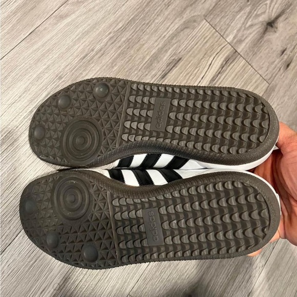 Woman's shoes - Picture 2 of 3